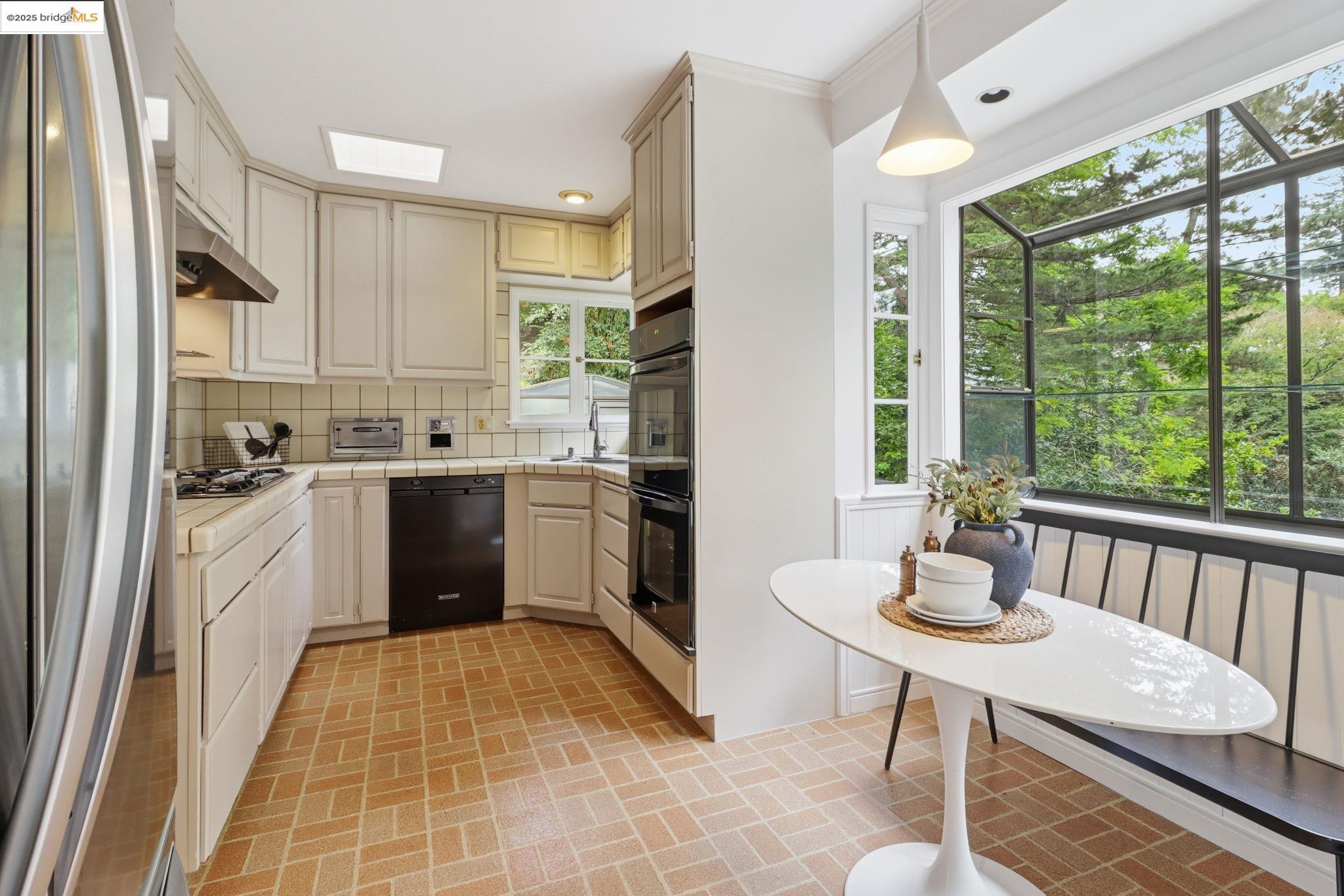 2383 Thackeray Dr, Oakland