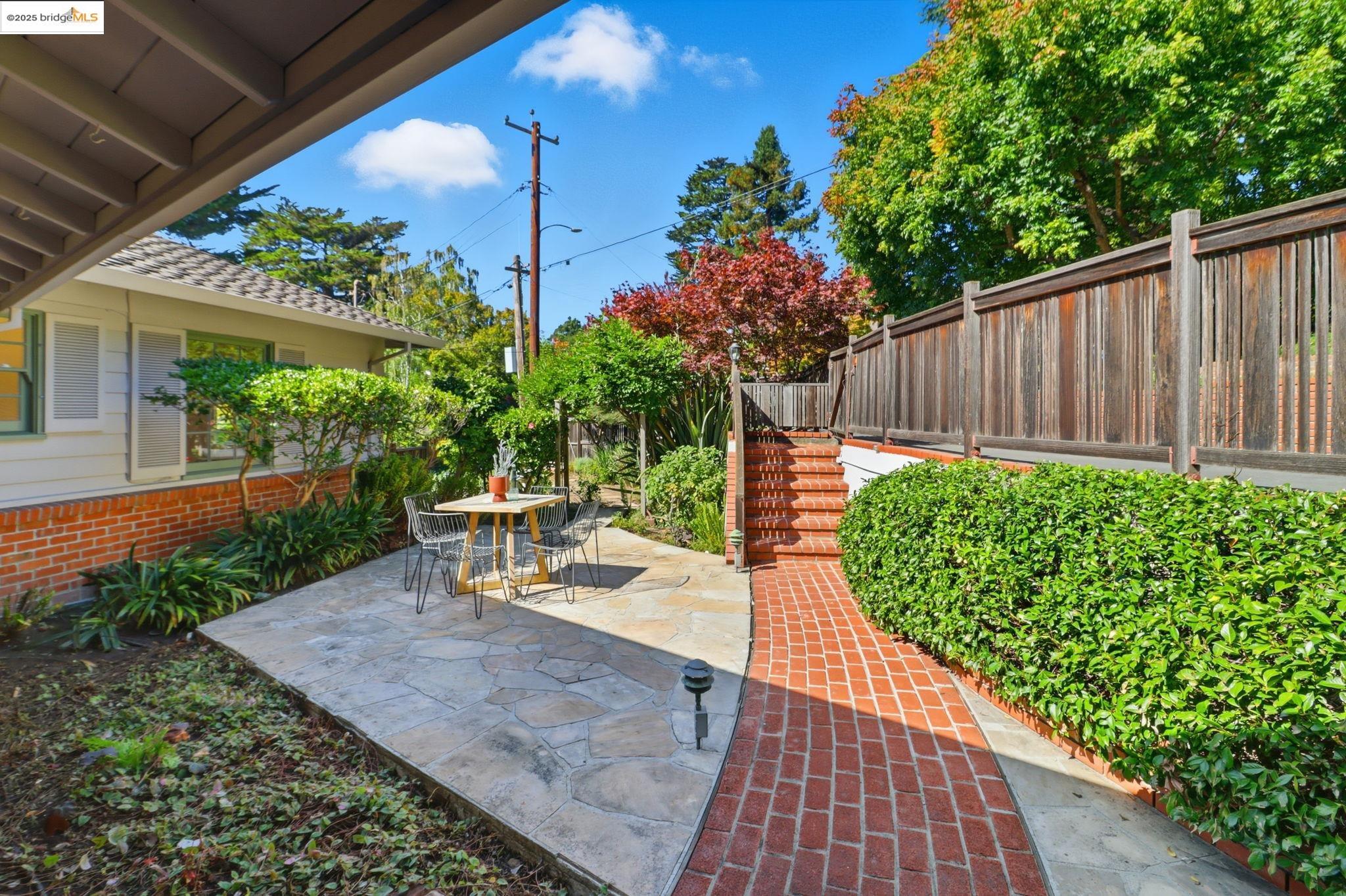 2383 Thackeray Dr, Oakland