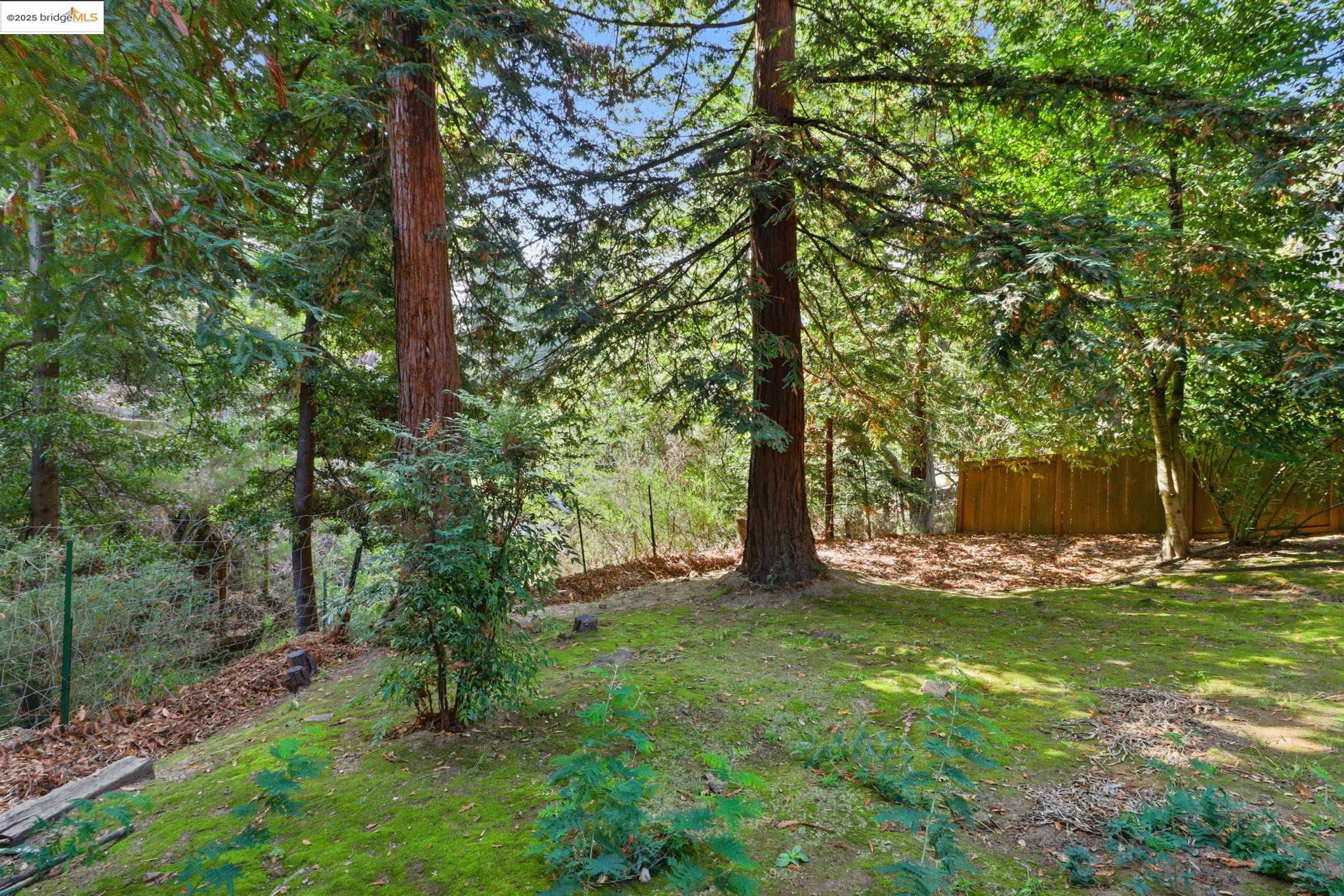 2383 Thackeray Dr, Oakland