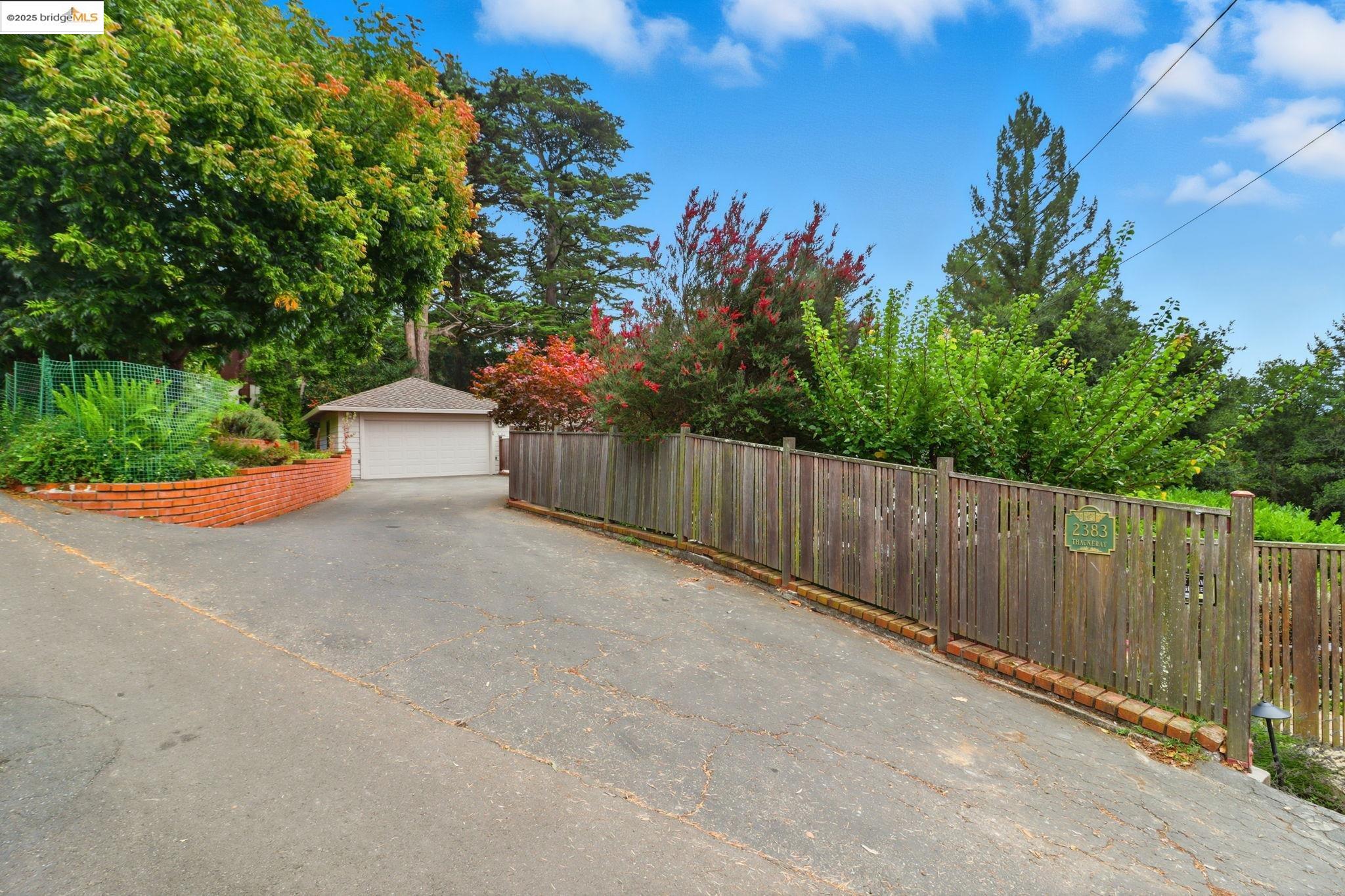 2383 Thackeray Dr, Oakland