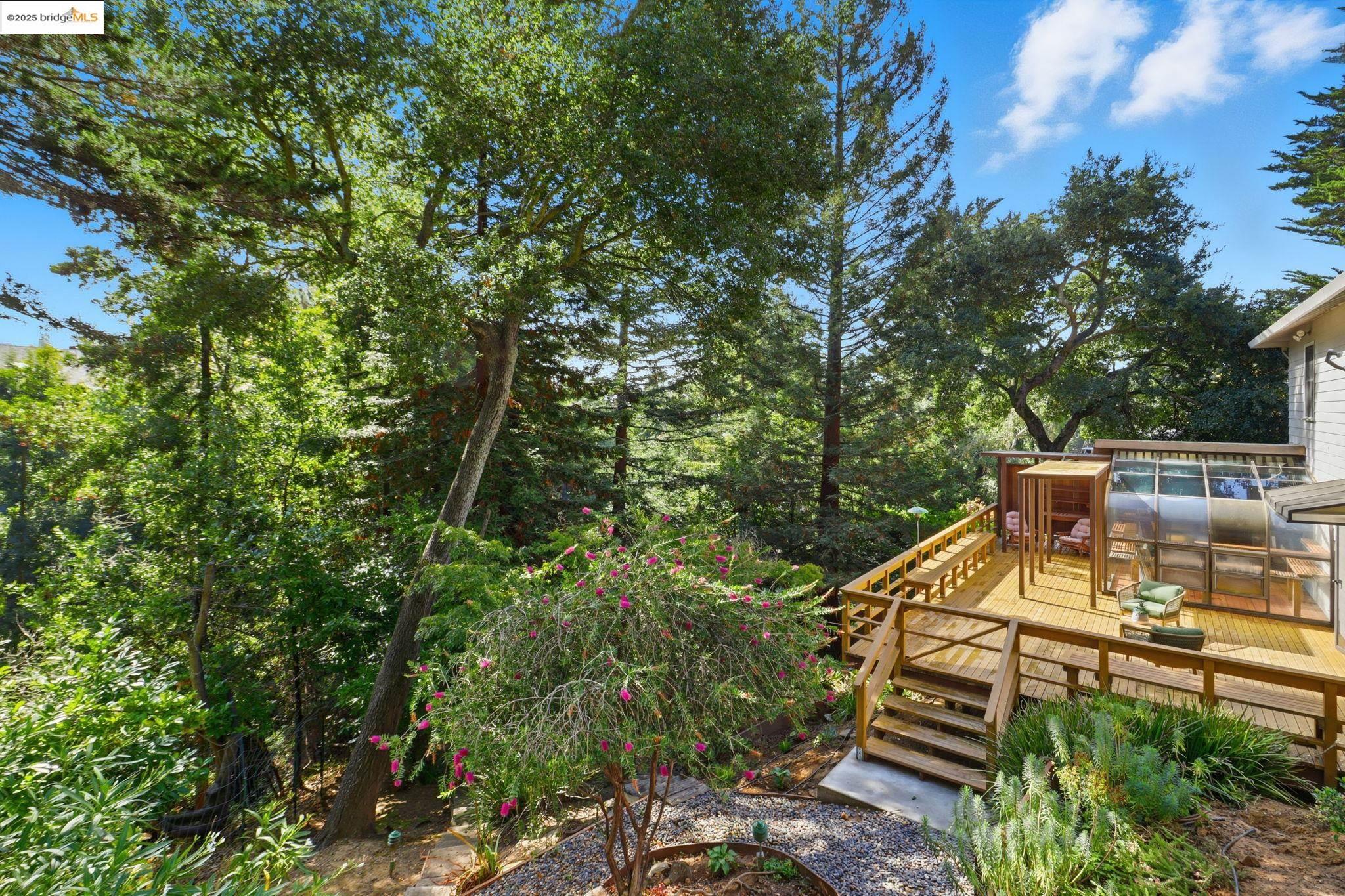 2383 Thackeray Dr, Oakland