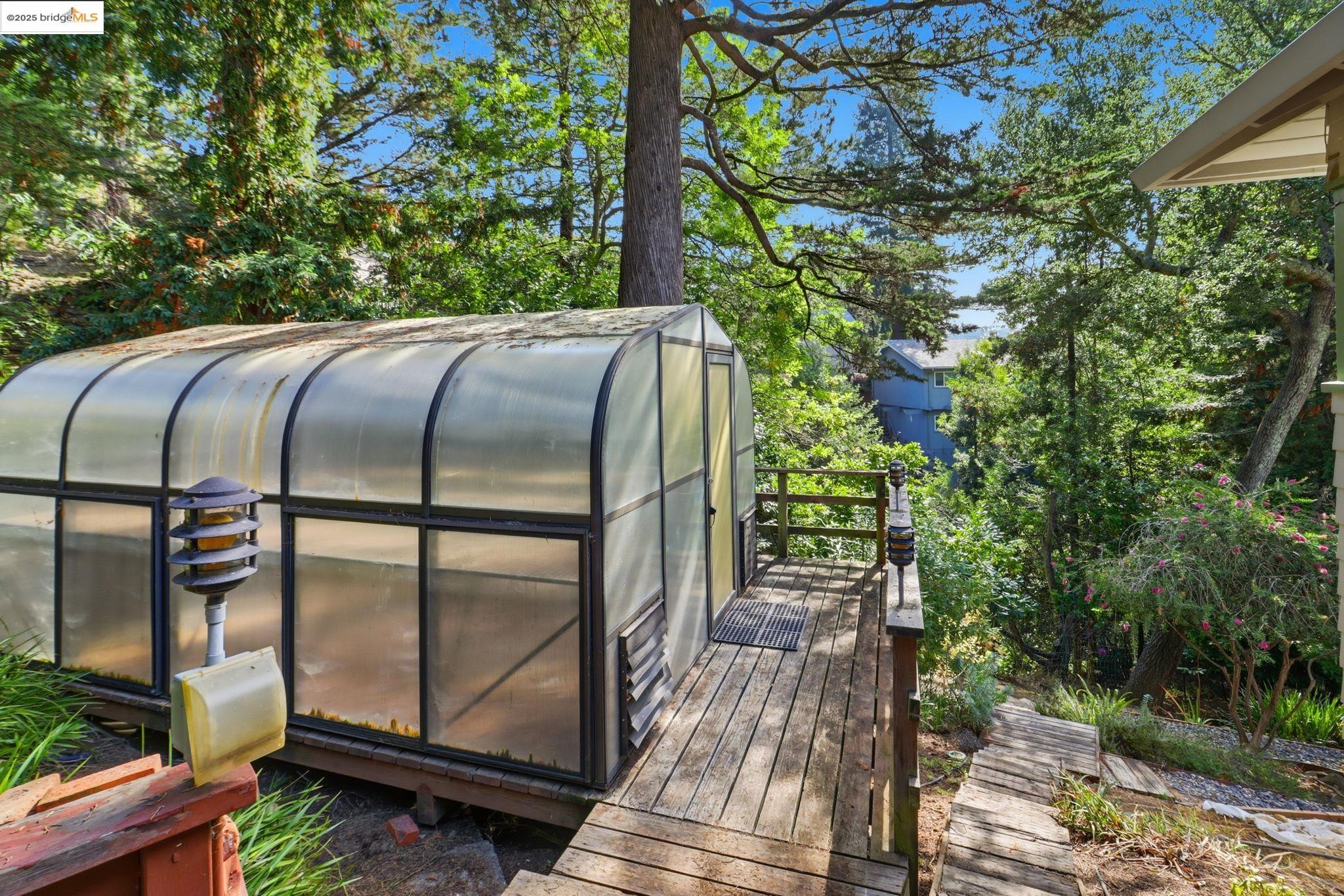 2383 Thackeray Dr, Oakland