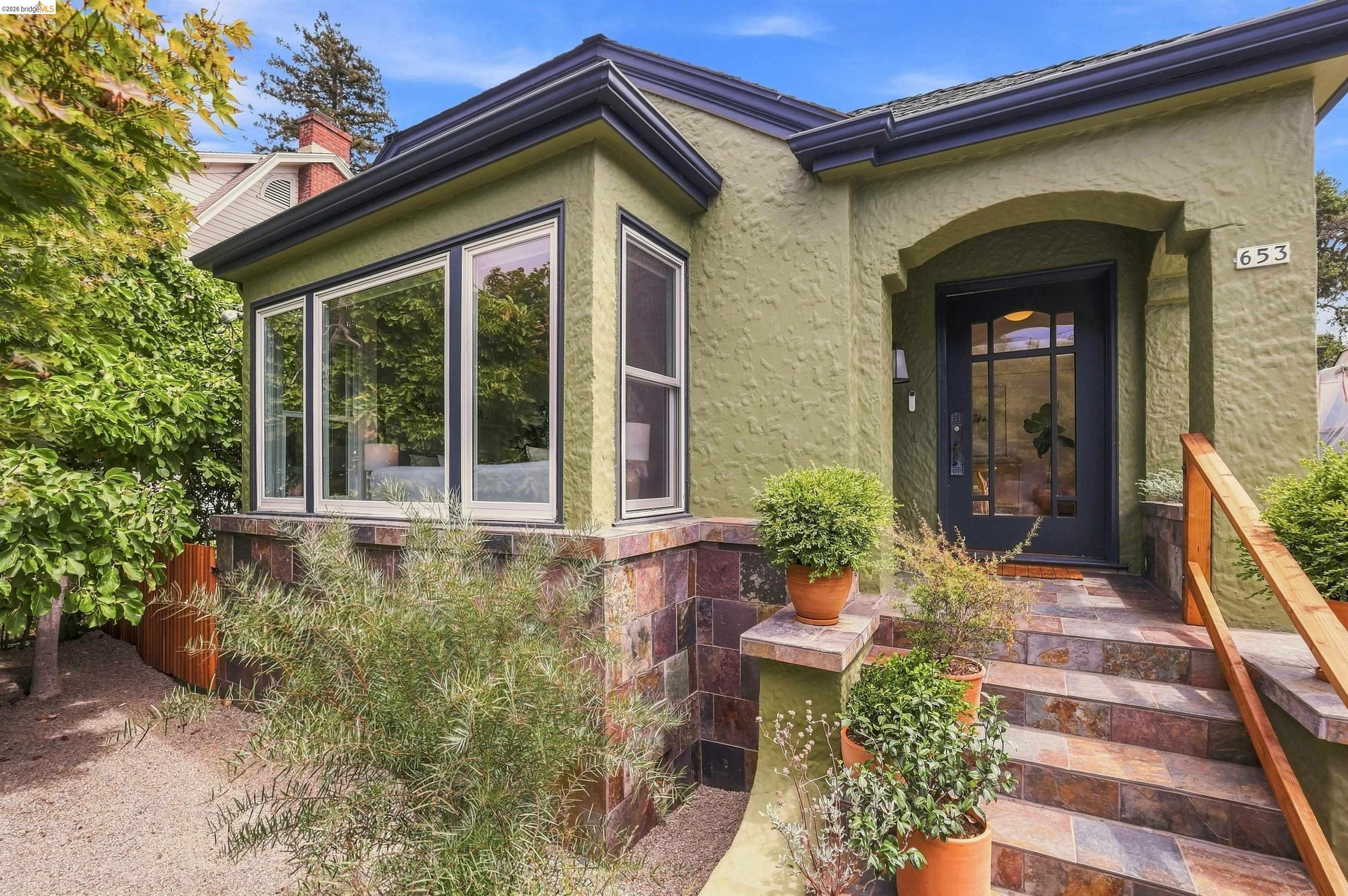 653 San Fernando Ave