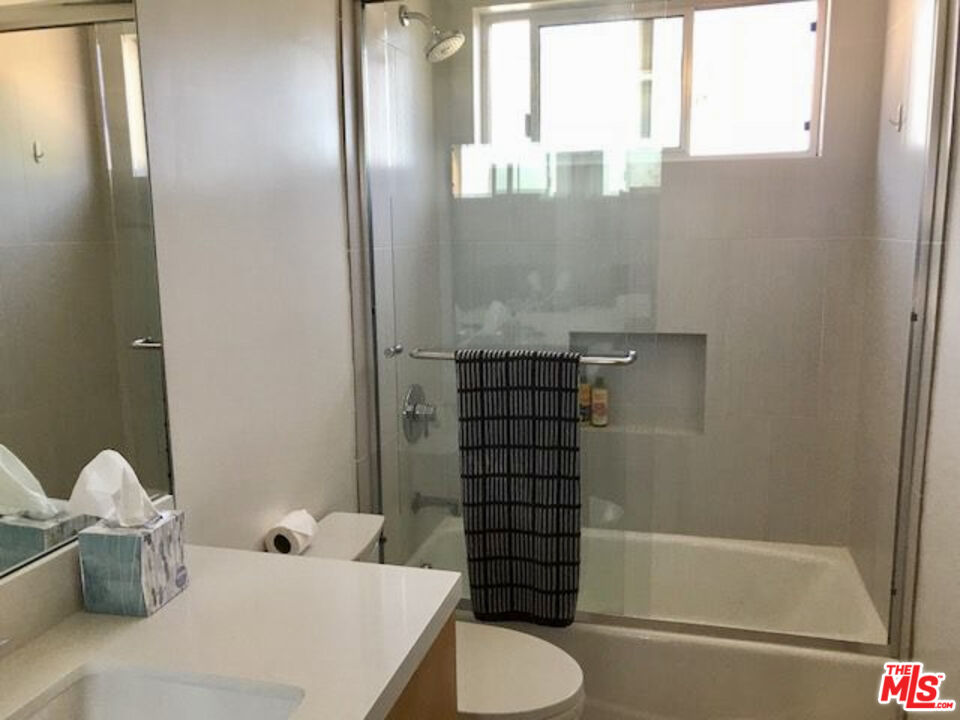 844 16th St Unit: 4