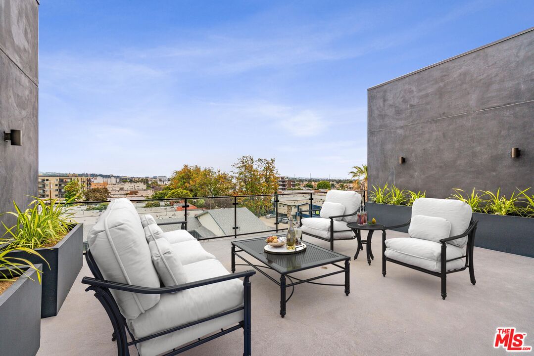 3308 Mentone Ave Unit: 203