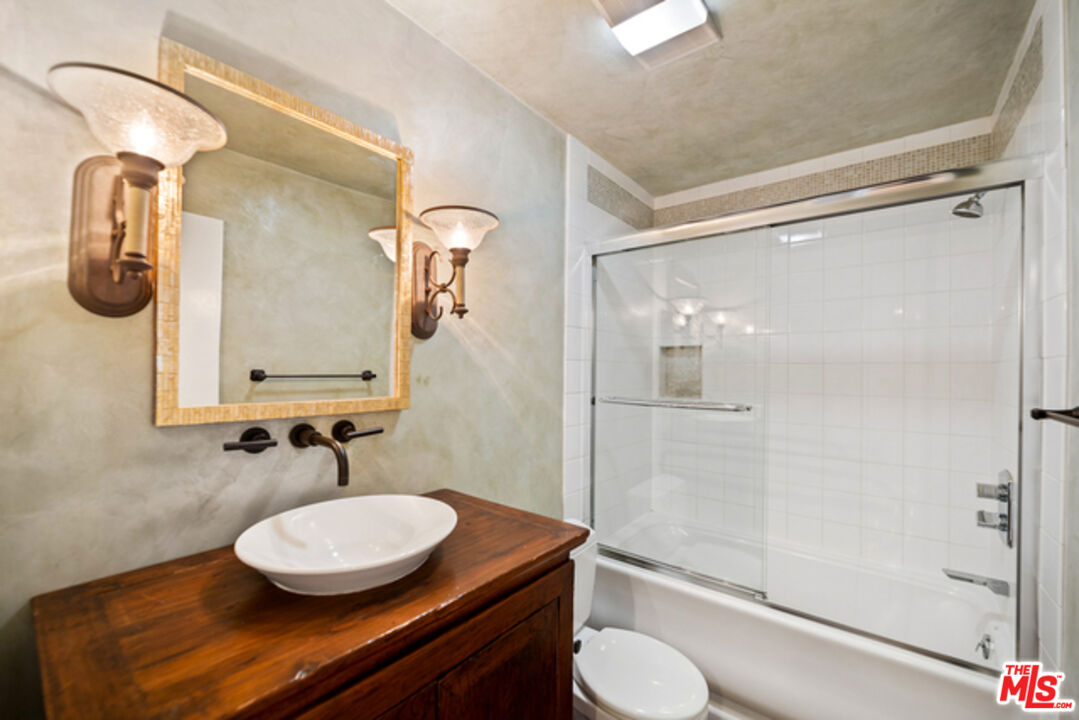 1230 N Sweetzer Ave Unit: 302