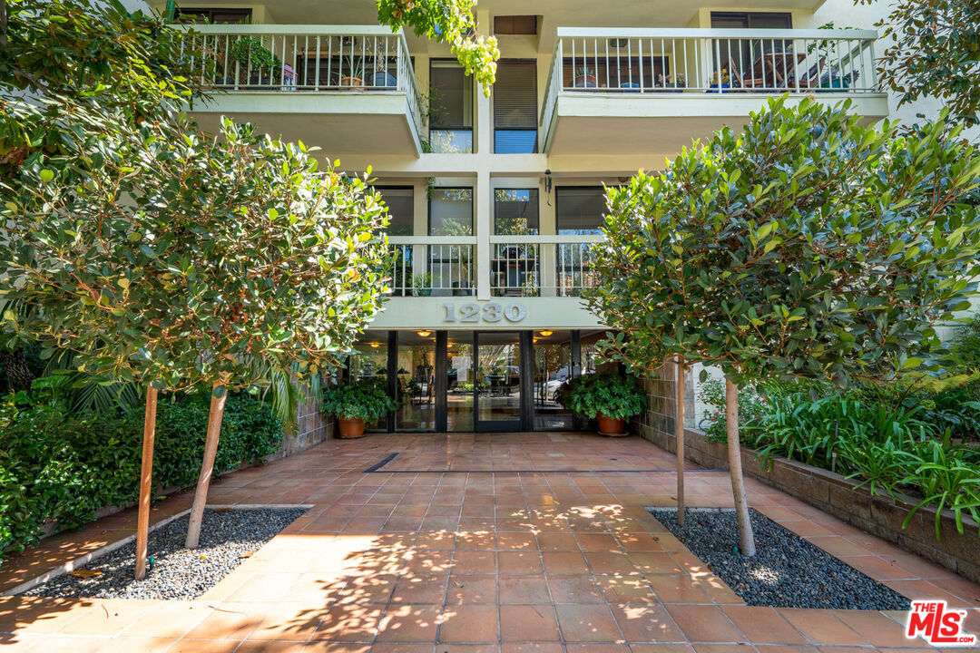 1230 N Sweetzer Ave Unit: 302
