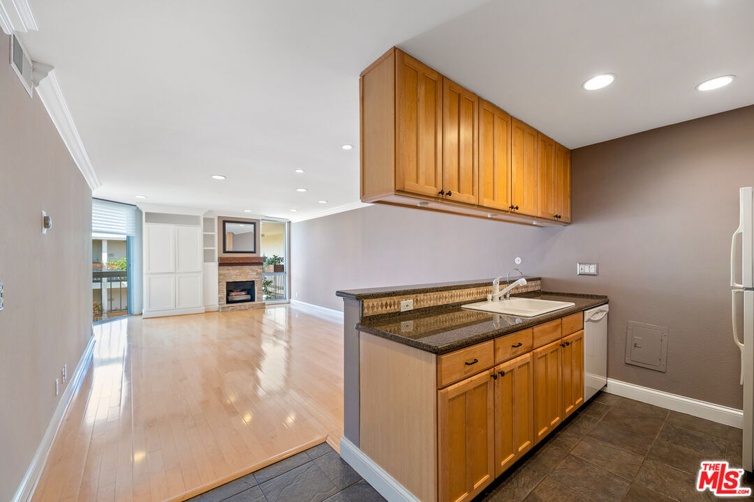 1230 N Sweetzer Ave Unit: 302