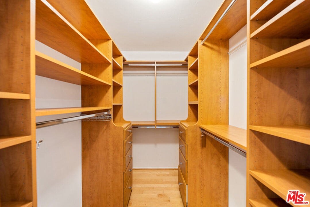 1230 N Sweetzer Ave Unit: 302