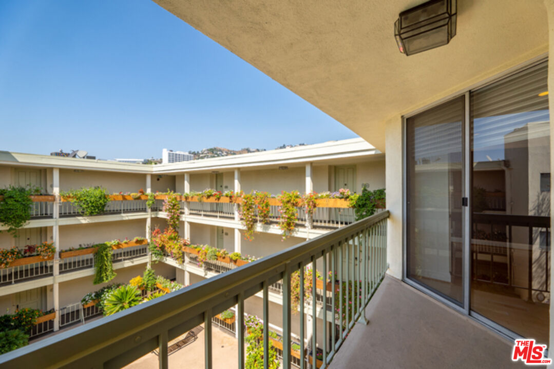 1230 N Sweetzer Ave Unit: 302
