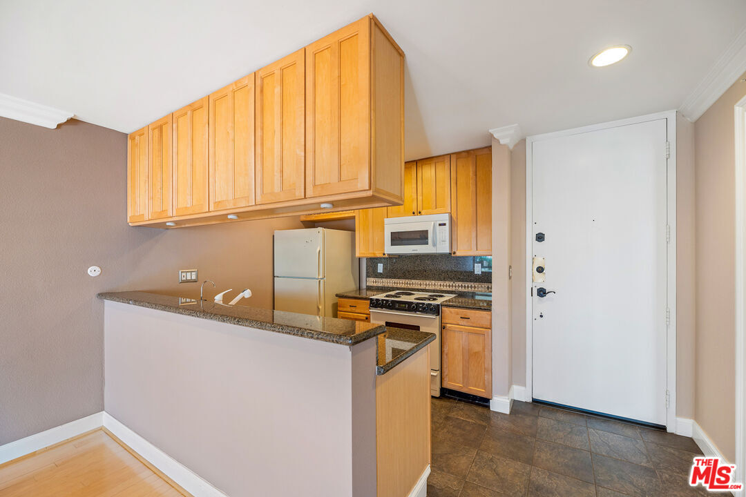 1230 N Sweetzer Ave Unit: 302