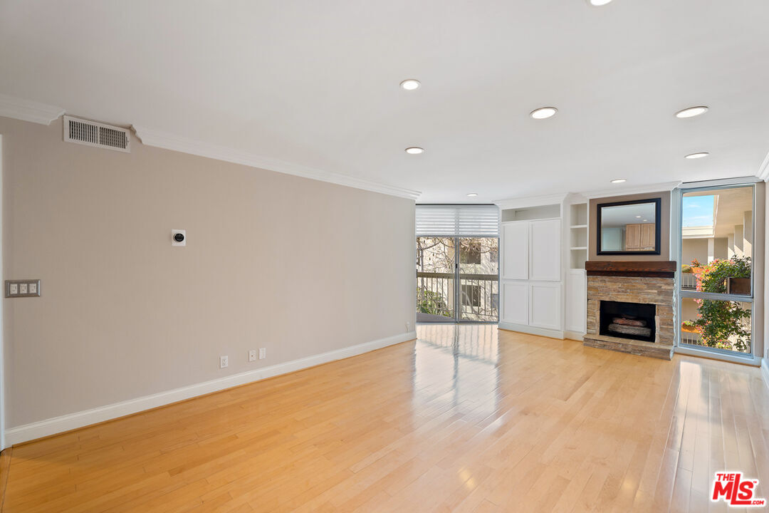 1230 N Sweetzer Ave Unit: 302