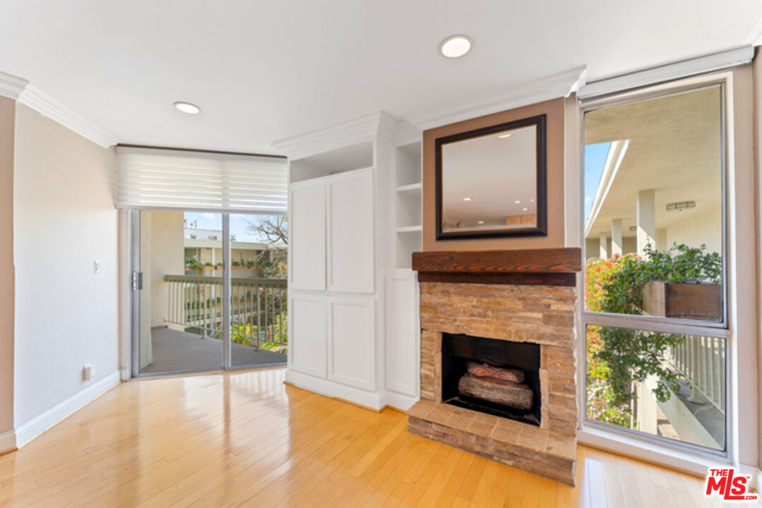 1230 N Sweetzer Ave Unit: 302