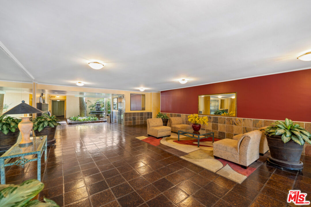 1230 N Sweetzer Ave Unit: 302