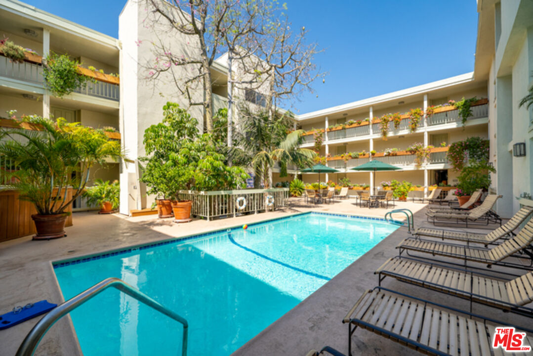 1230 N Sweetzer Ave Unit: 302
