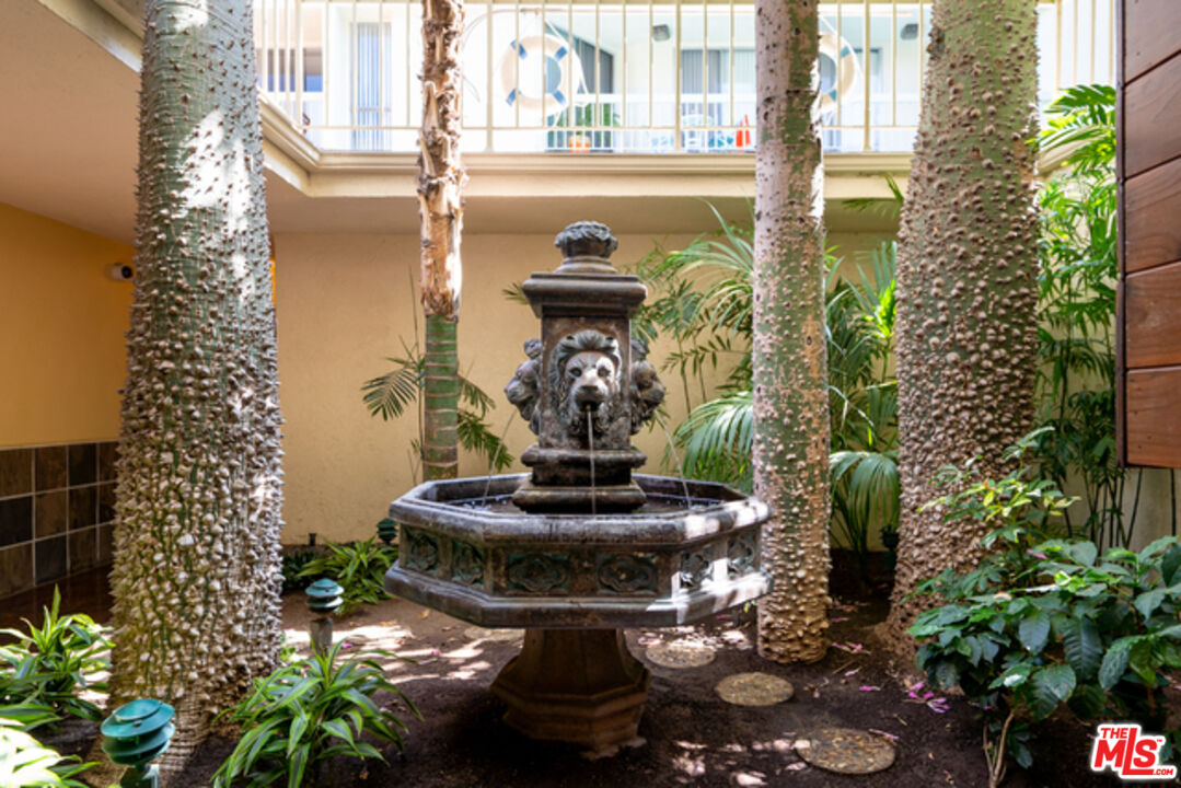 1230 N Sweetzer Ave Unit: 302