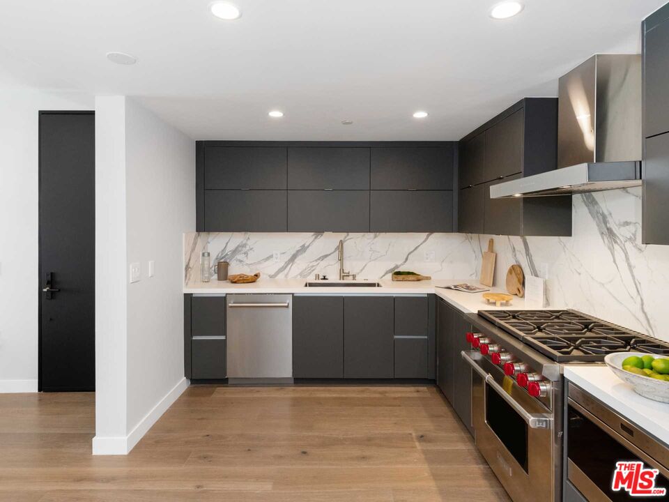 1017 N Croft Ave Unit: 105