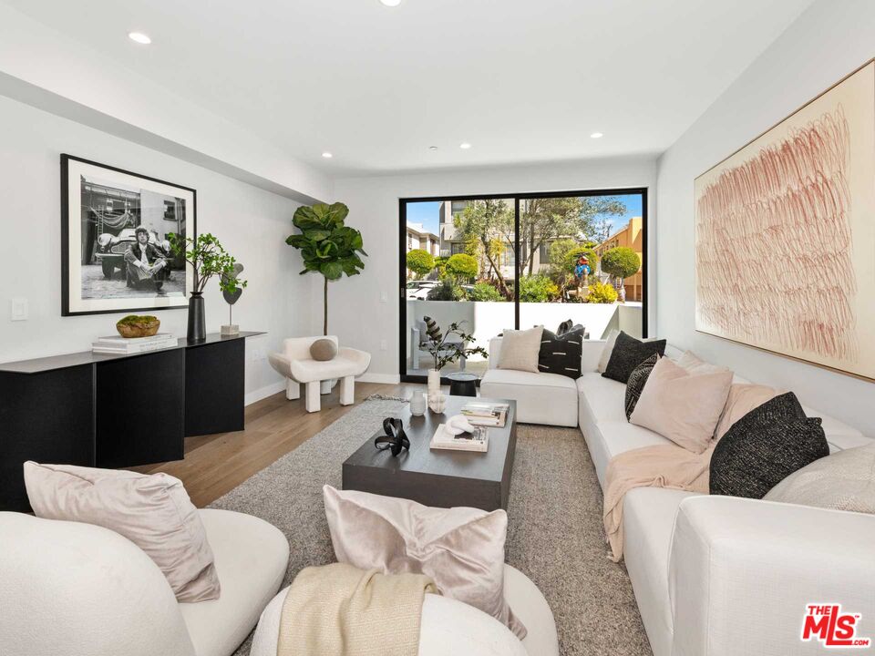 1017 N Croft Ave Unit: 105