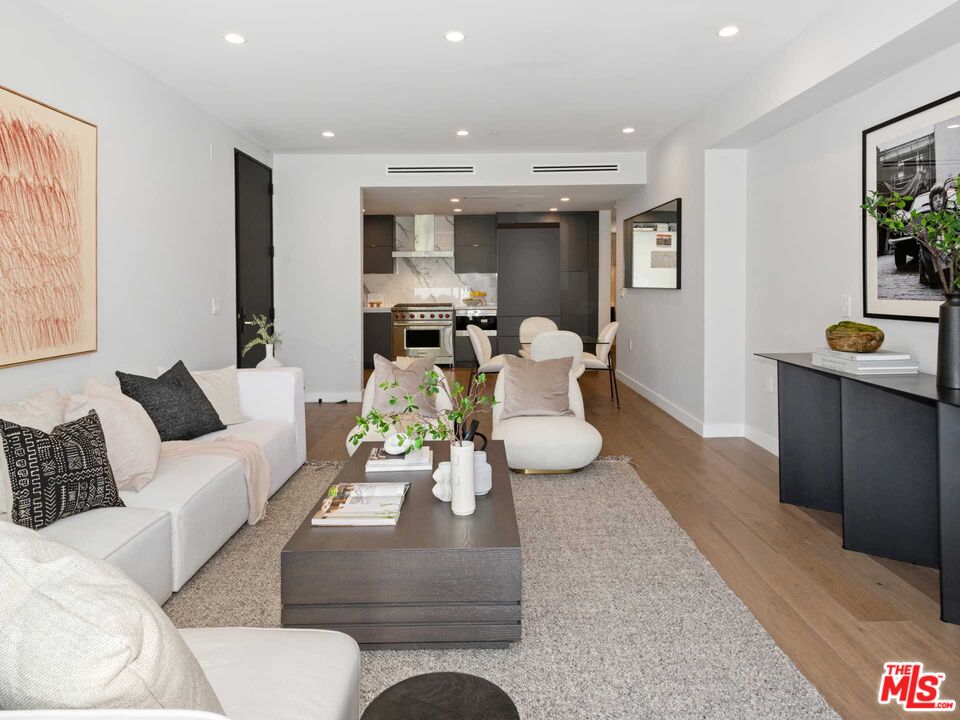 1017 N Croft Ave Unit: 105