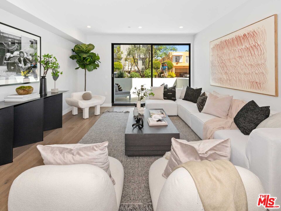 1017 N Croft Ave Unit: 105
