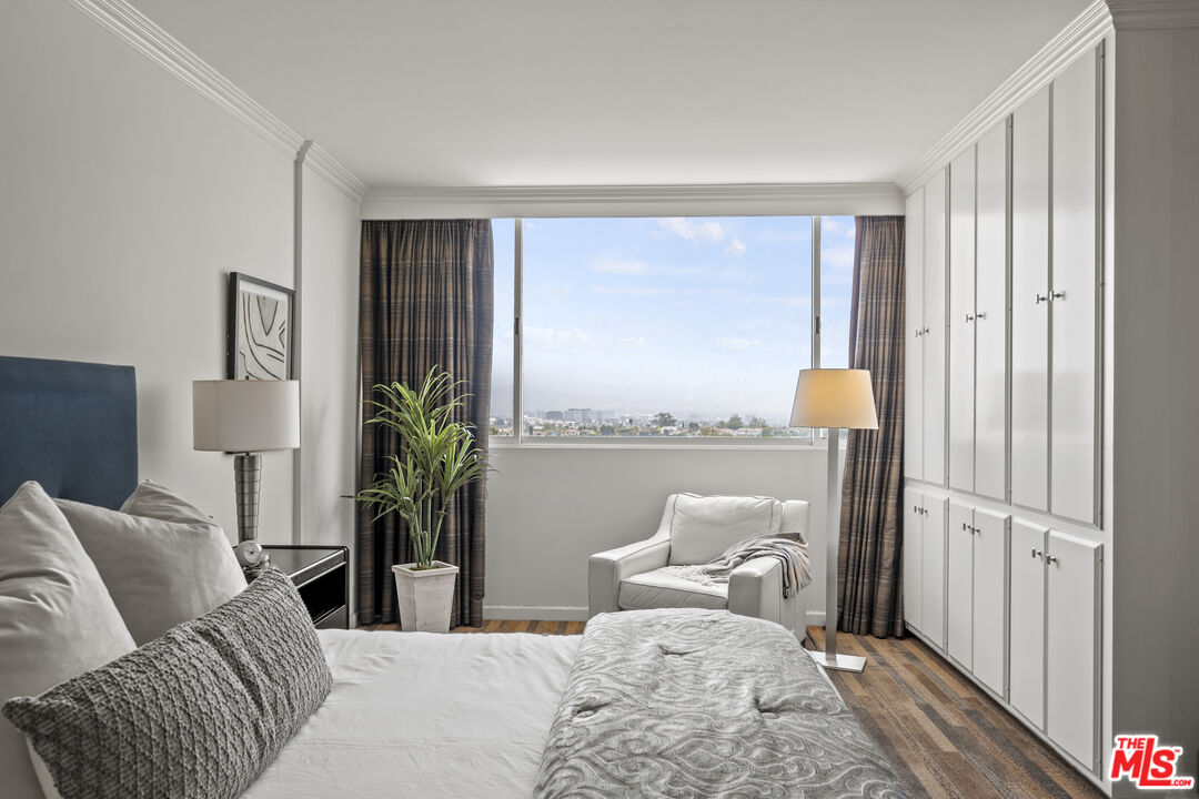 2220 Avenue Of The Stars Unit: 704