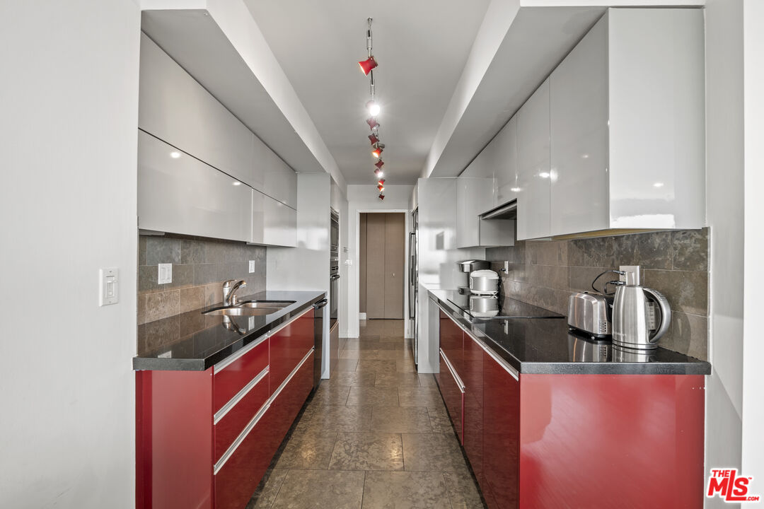 2220 Avenue Of The Stars Unit: 704
