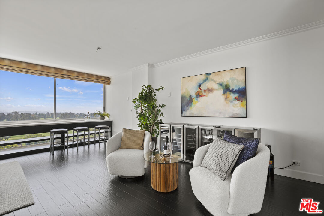 2220 Avenue Of The Stars Unit: 704