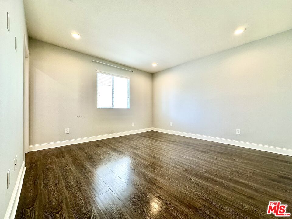 7113 S La Cienega Blvd Unit: 3