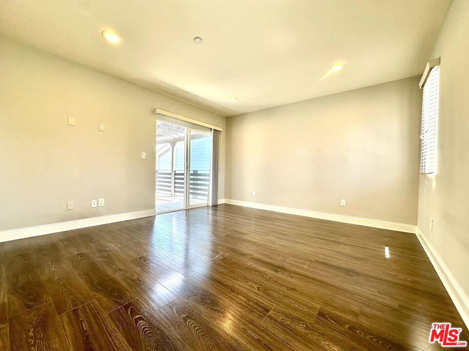 7113 S La Cienega Blvd Unit: 3