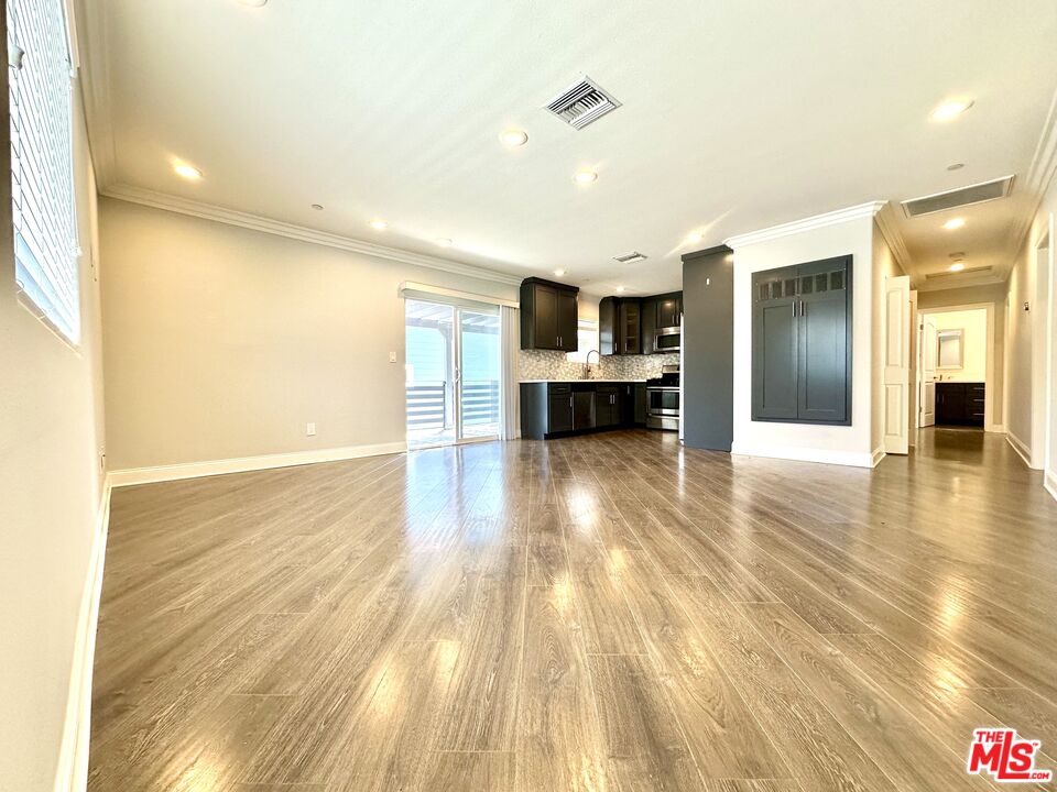 7113 S La Cienega Blvd Unit: 3