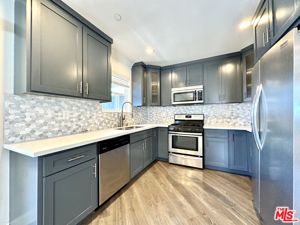 7113 S La Cienega Blvd Unit: 3