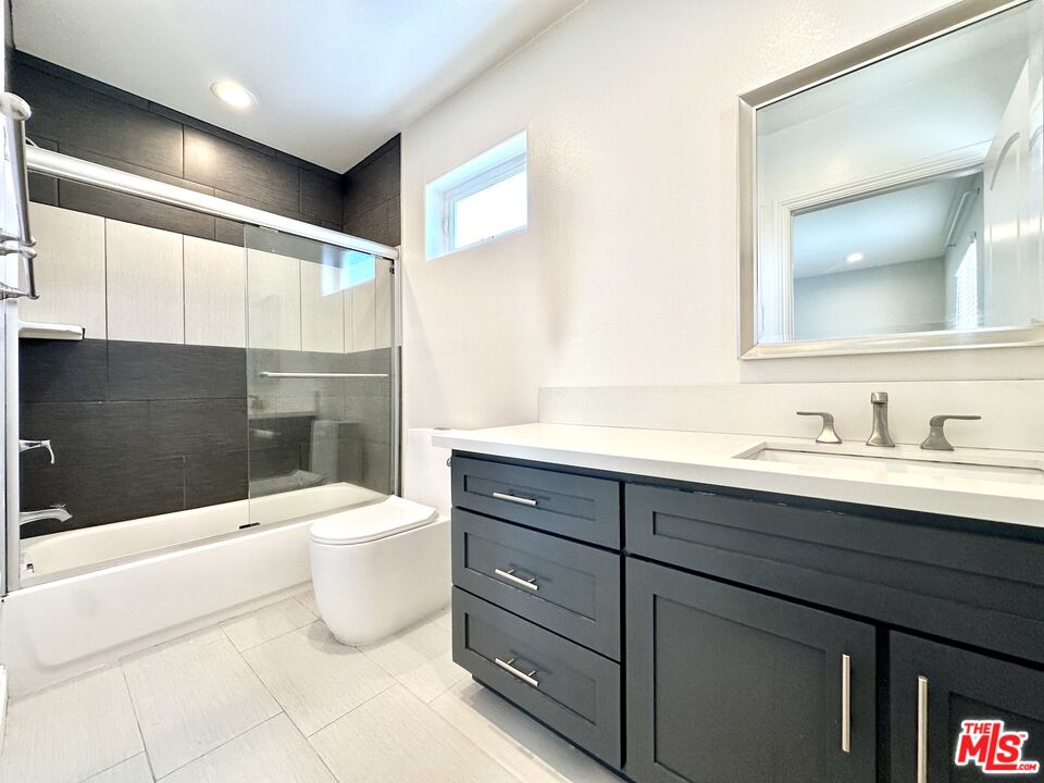 7113 S La Cienega Blvd Unit: 3