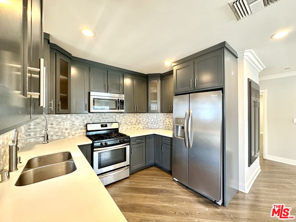 7113 S La Cienega Blvd Unit: 3