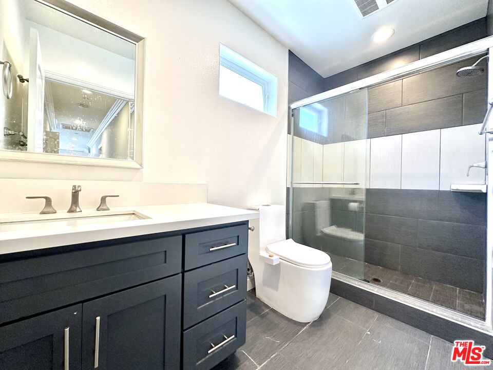7113 S La Cienega Blvd Unit: 3