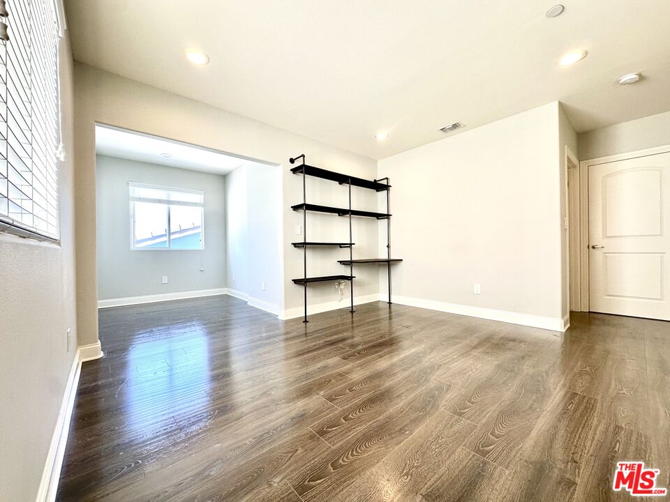 7113 S La Cienega Blvd Unit: 3