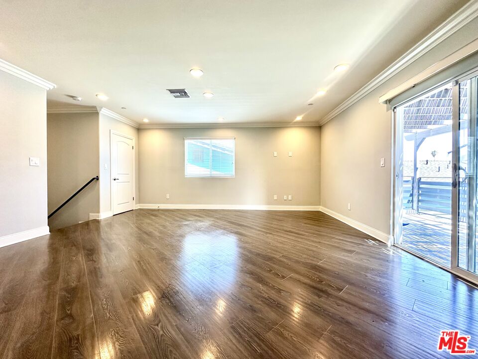 7113 S La Cienega Blvd Unit: 3