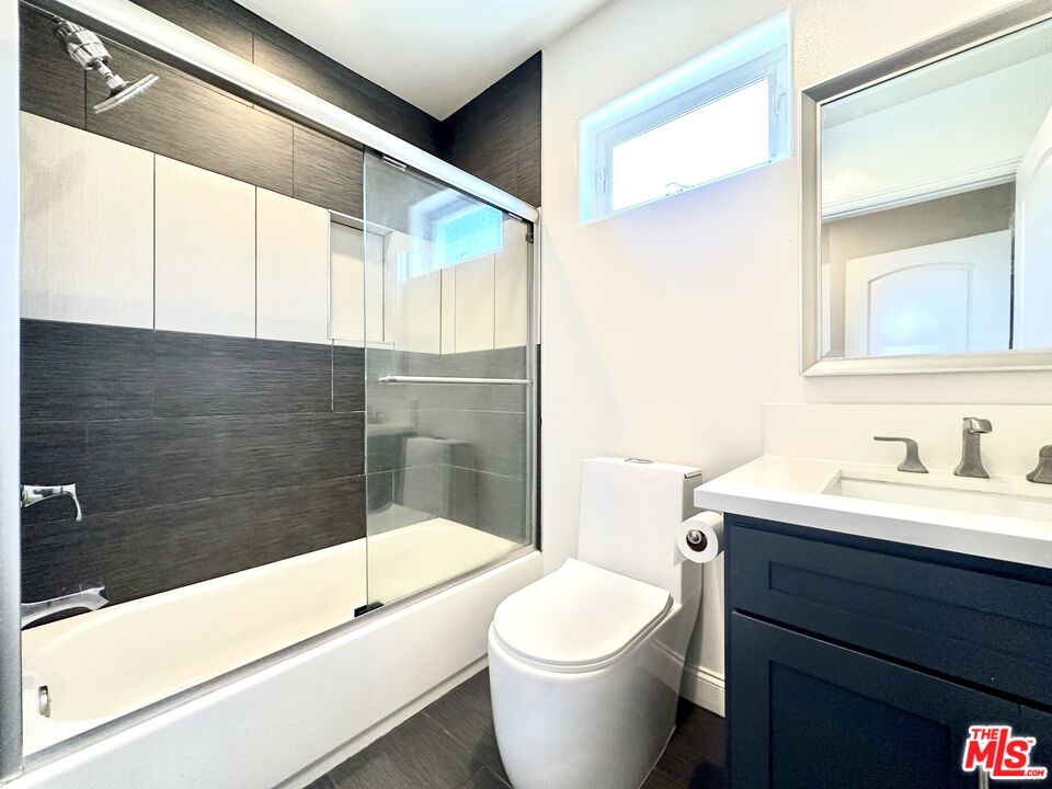 7113 S La Cienega Blvd Unit: 3