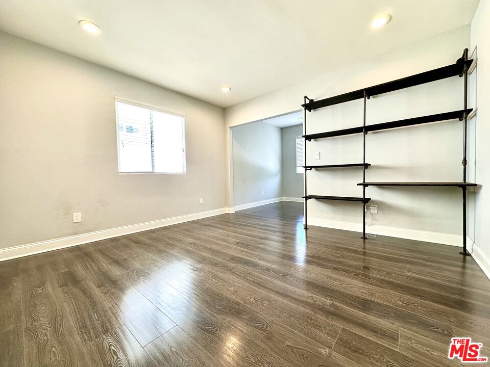 7113 S La Cienega Blvd Unit: 3