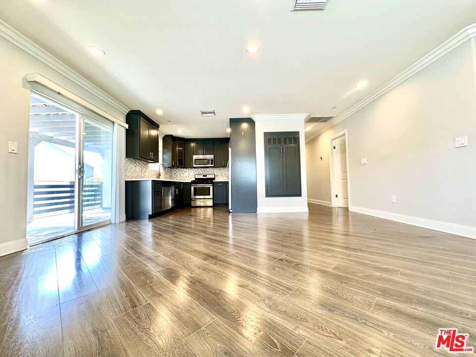 7113 S La Cienega Blvd Unit: 3