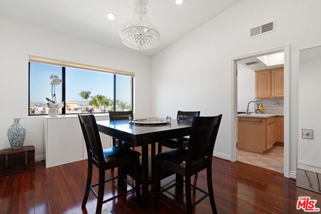 5416 Zelzah Ave Unit: 301