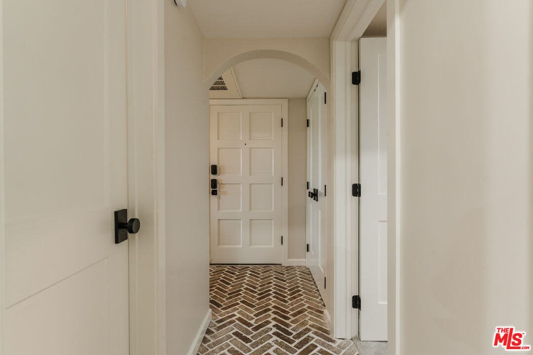 2345 Roscomare Rd Unit: 204