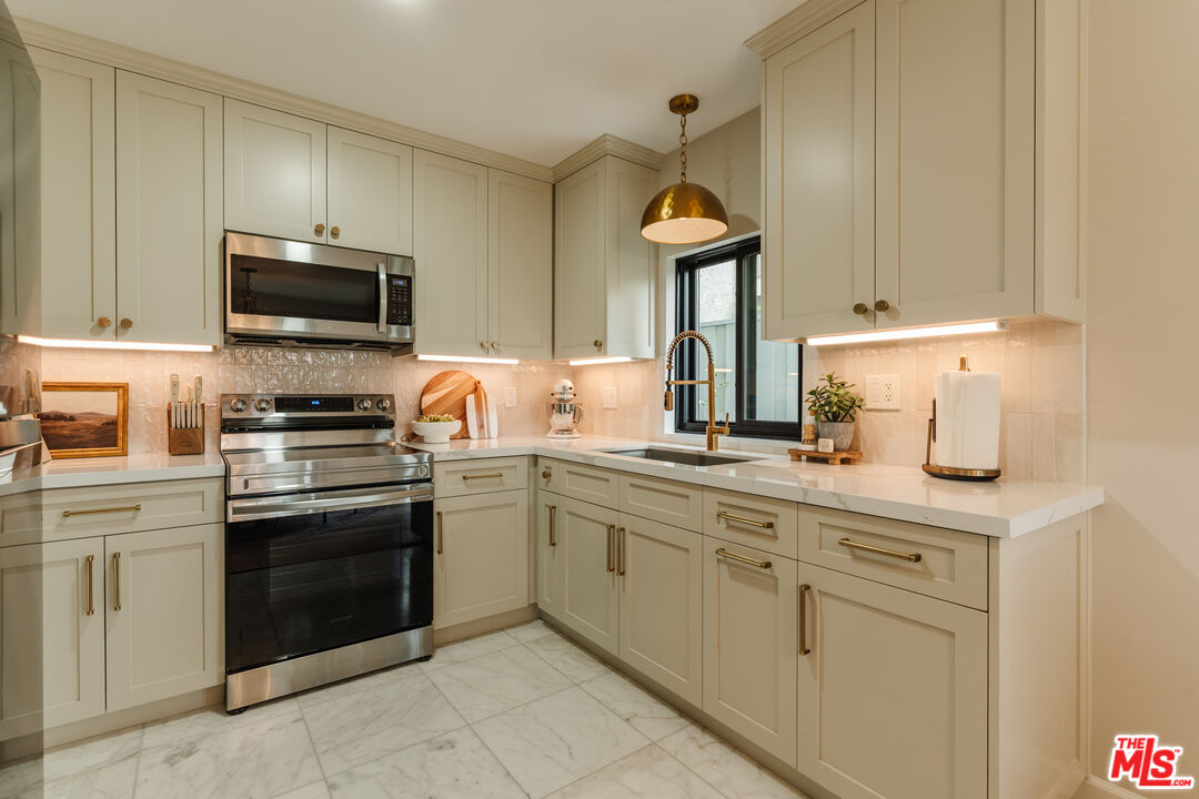 2345 Roscomare Rd Unit: 204
