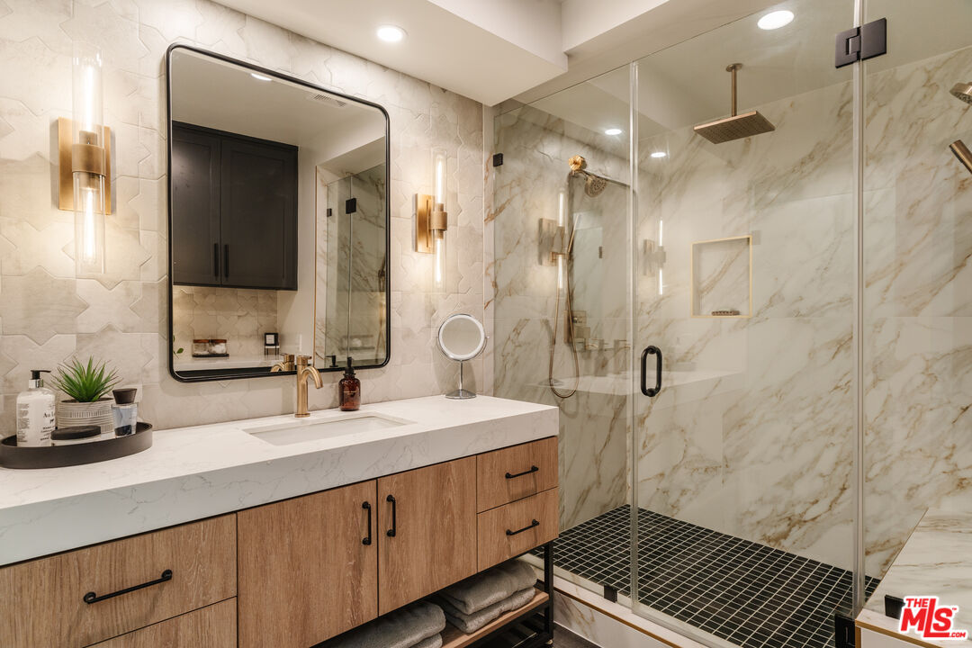 2345 Roscomare Rd Unit: 204