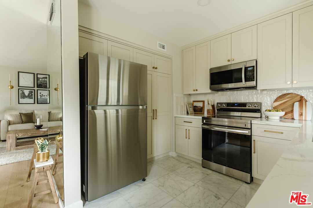 2345 Roscomare Rd Unit: 204