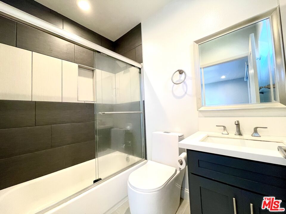 7113 S La Cienega Blvd Unit: 2