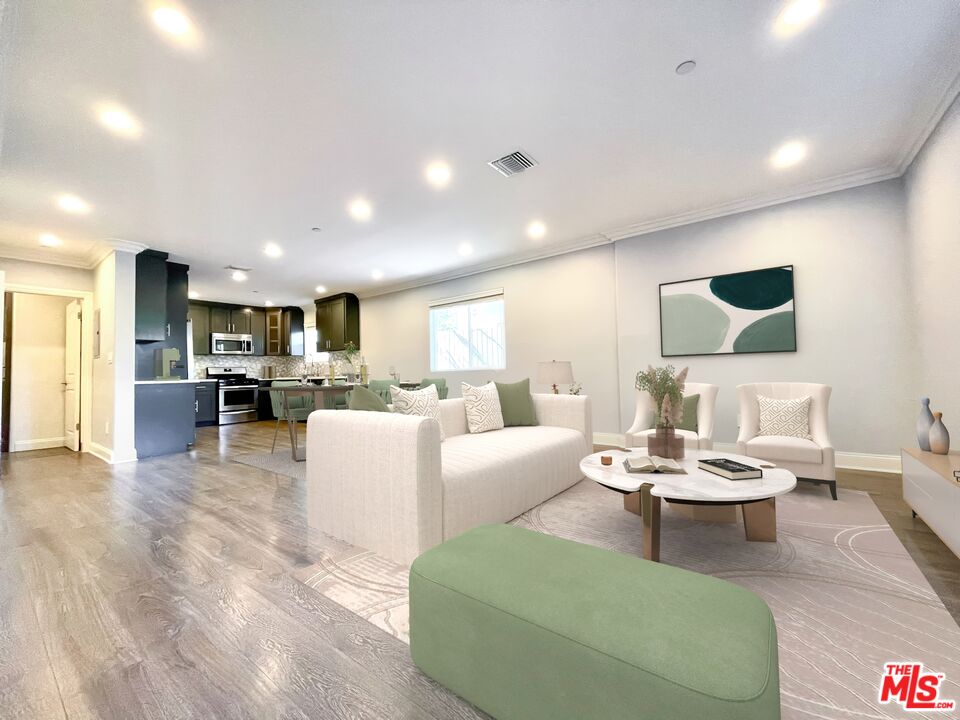 7113 S La Cienega Blvd Unit: 2