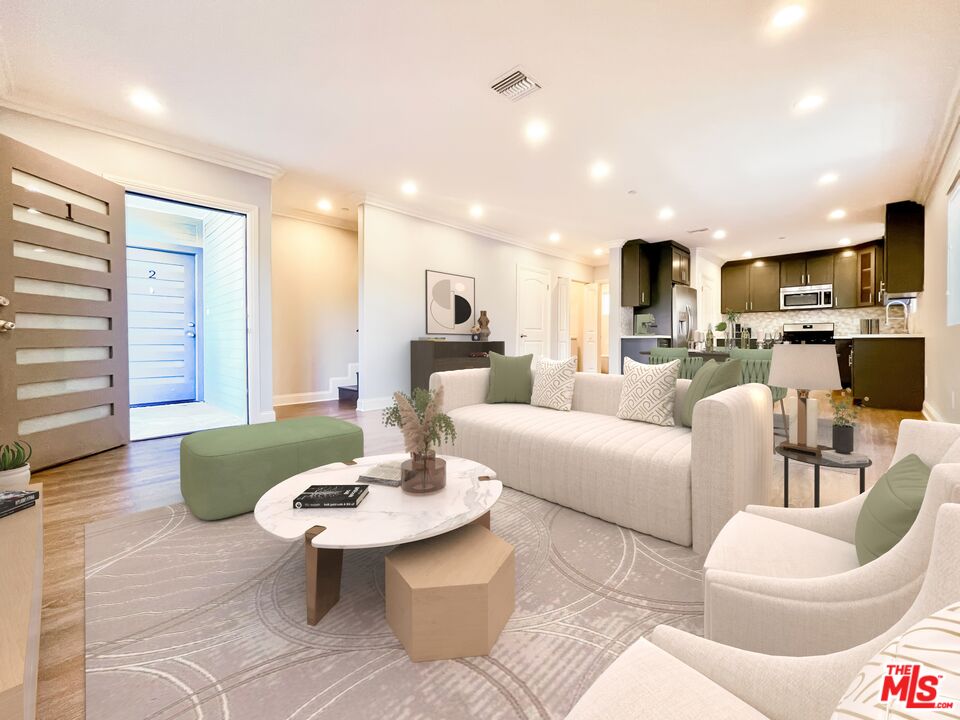 7113 S La Cienega Blvd Unit: 2