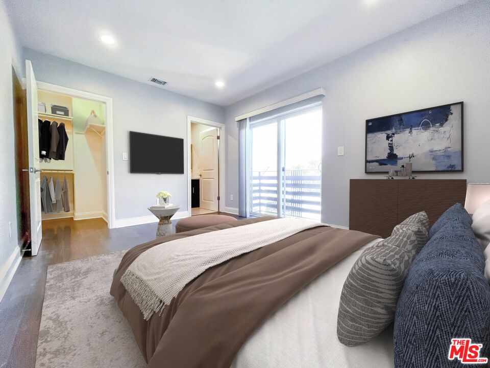 7113 S La Cienega Blvd Unit: 2