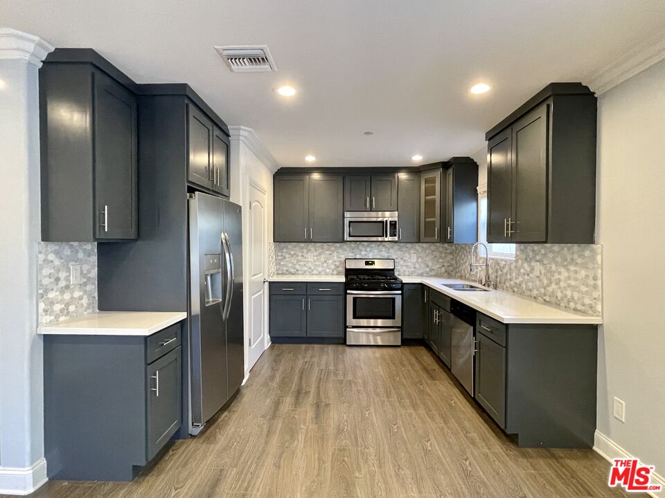 7113 S La Cienega Blvd Unit: 2