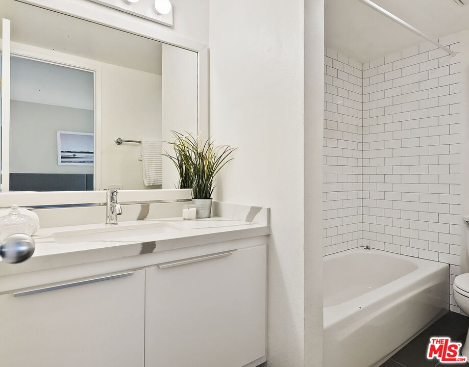1220 Manning Ave Unit: 4